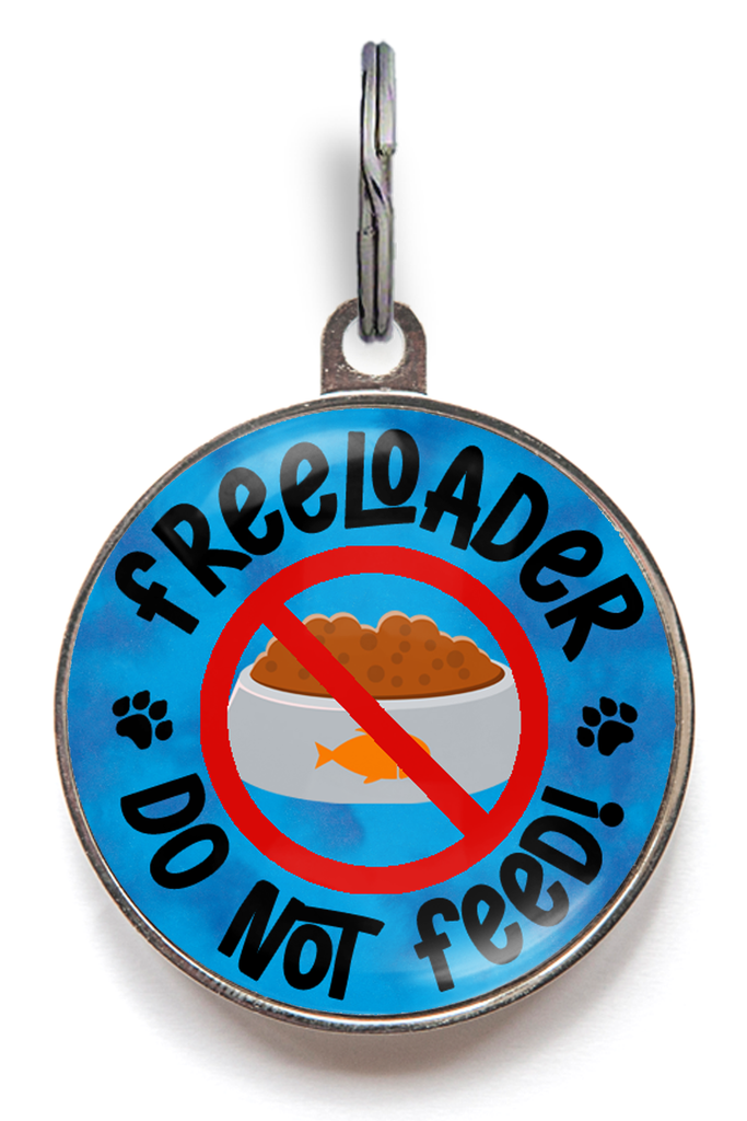 Funny cat tag with the words “Freeloader – Do Not Feed” and a crossed-out food bowl – customisable ID tag for cheeky outdoor cats